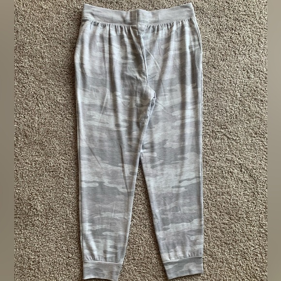 Style & Co. Macy’s Joggers Size Medium Gray White Camo Print - Picture 7 of 8